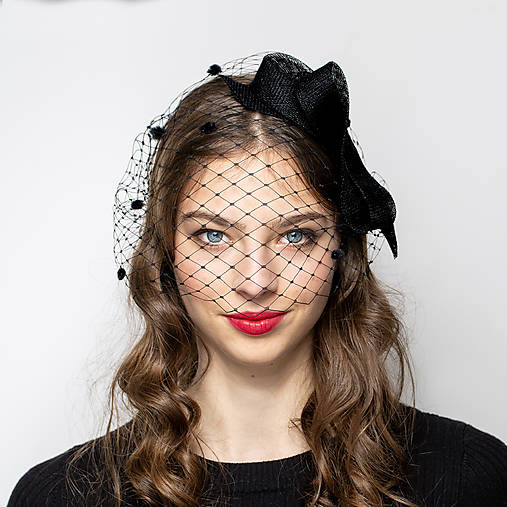 Ozdoby do vlasov - Čierny fascinátor v tvare mašle so závojom na príležitosť, bodkový závoj, čierna mašľa do vlasov - 18092698_