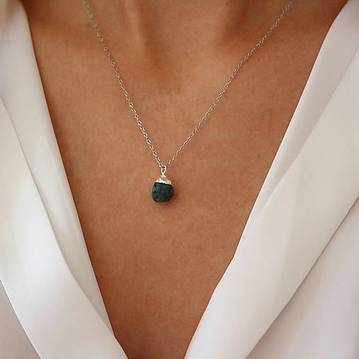 Náhrdelníky - Strieborný náhrdelník so smaragdom - 18093285_