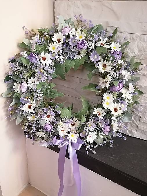 Dekorácie - Kvetinovy veniec s mašlou 45cm s margarétkami - 18093586_