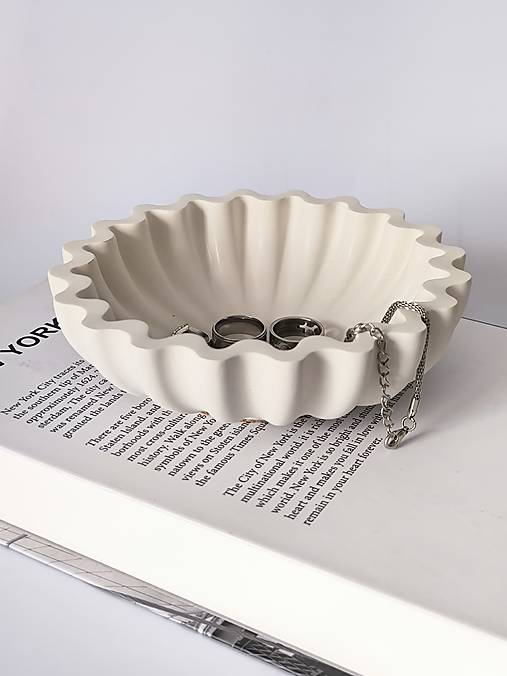 Nádoby - Biela rebristá dekoratívna miska Muse na šperky a drobnosti - 18093553_