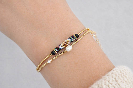 Náramky - Dvojitý zlatý náramok s riečnou perlou a farebným detailom - 18097939_