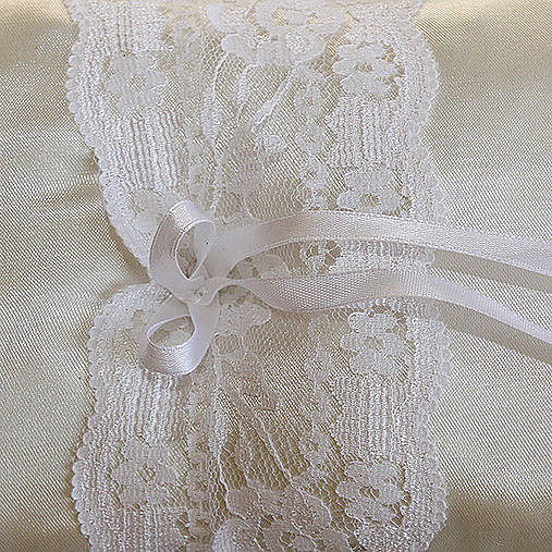 Smotanový vankúšik pod krížik