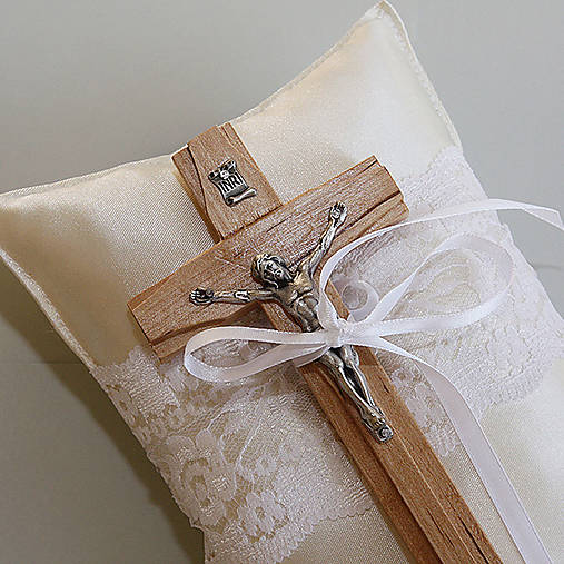 Smotanový vankúšik pod krížik