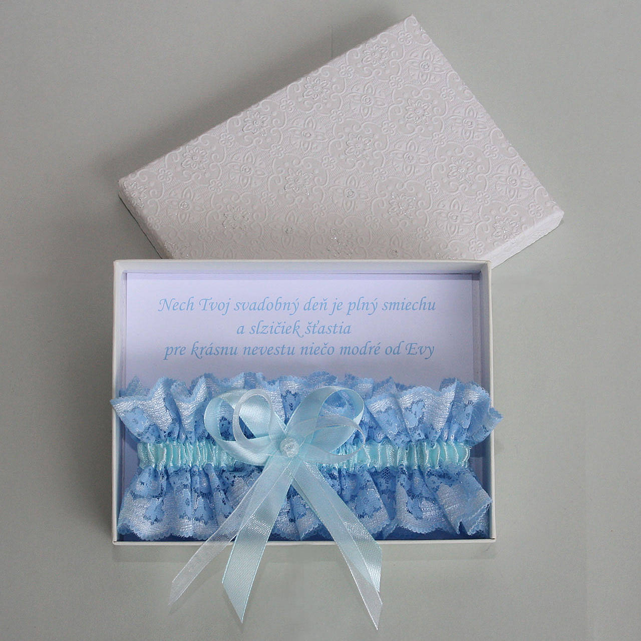 Podväzok + hnedobiela darčeková krabička previazaná bielou organzovou stuhou