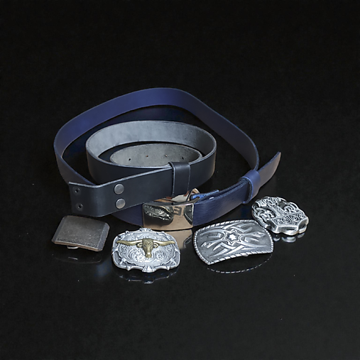 Kožený opasok s vymenitelnou prackou.