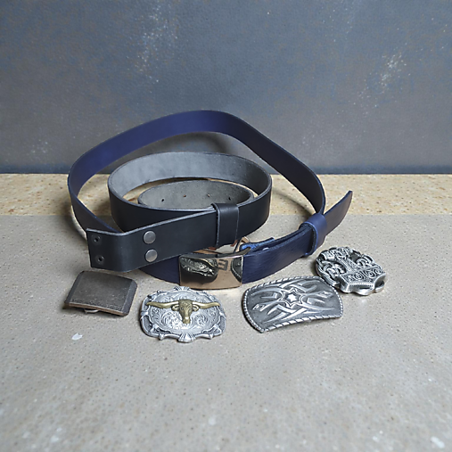 Kožený opasok s vymenitelnou prackou.