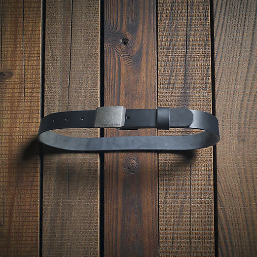 Kožený opasok s vymenitelnou prackou.