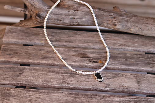 Pánsky perlový náhrdelník s turmalínom