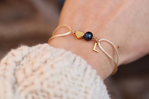 Náramok na šnúrke s iniciálou