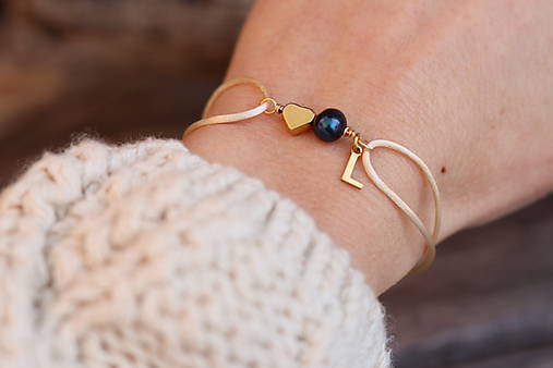 Náramok na šnúrke s iniciálou