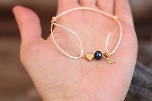 Náramok na šnúrke s iniciálou