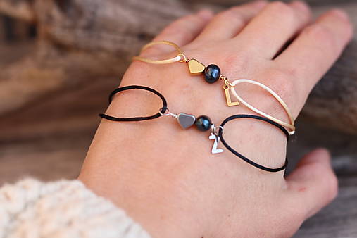 Partnerské náramky s iniciálou