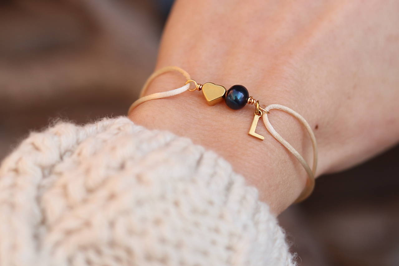 Náramok na šnúrke s iniciálou