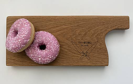 Drevená doska na krájanie z agátu alebo dubu s rúčkou + personalizácia pomocou kremnickej mince, poprípade gravírovanie
