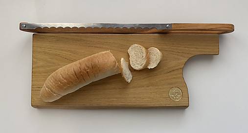 Drevená doska na krájanie z agátu alebo dubu s rúčkou + personalizácia pomocou kremnickej mince, poprípade gravírovanie