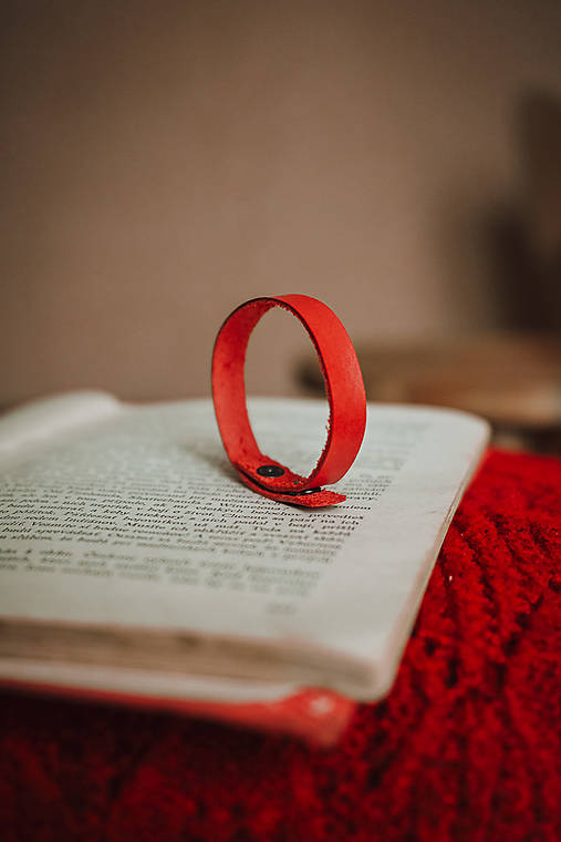 Kožený náramok - malé ♡ (červený)