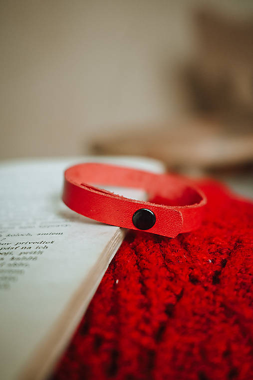 Kožený náramok - malé ♡ (červený)