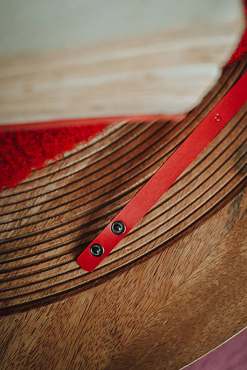 Kožený náramok - malé ♡ (červený)