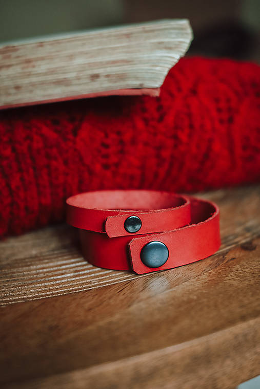 Kožený náramok - malé ♡ (červený)