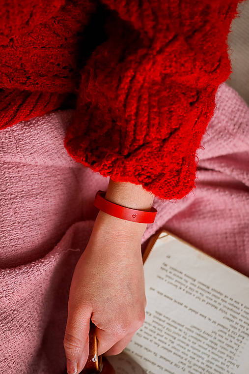 Kožený náramok - malé ♡ (červený)