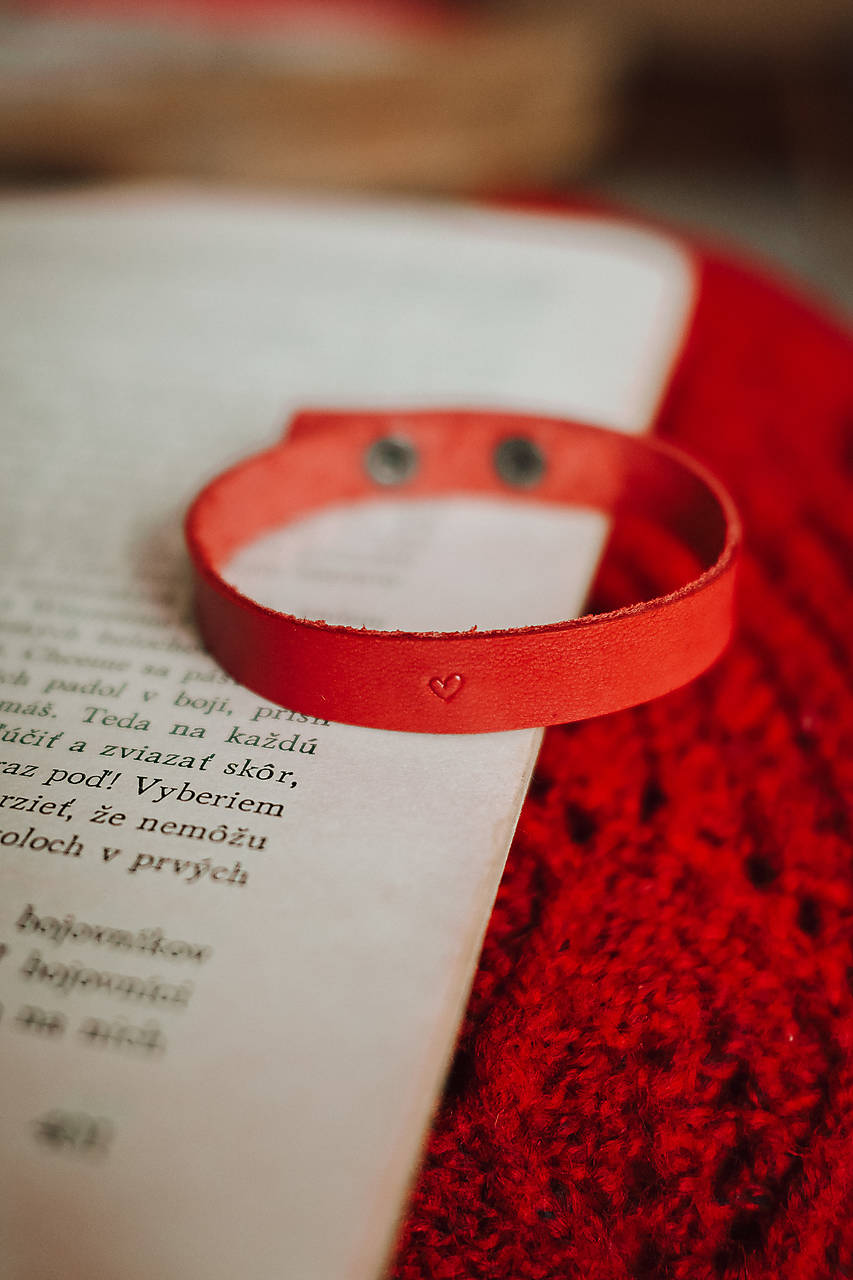 Kožený náramok - malé ♡ (červený)