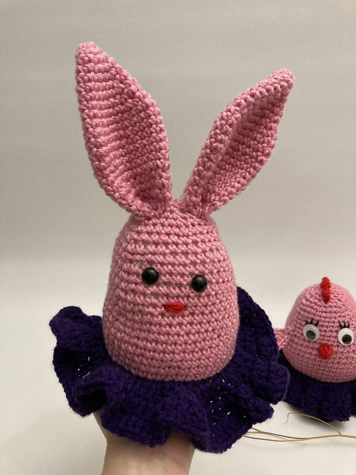 Hračky - Sliepočka a Zajko / háčkované dekorácie/ružovo-fialové (Zajko) - 18097566_