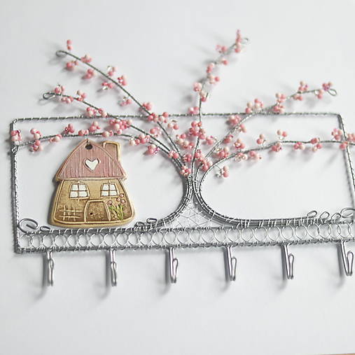 Nábytok - jarný rozkvitnutý vešiak s domčekom-pozinkovaný drôt - 18099034_
