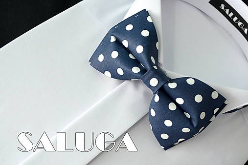 Pánske doplnky - Tmavo modrý pánsky motýlik na biele guľky - 18098986_