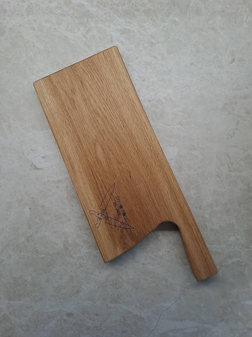 Drevená doska na krájanie z agátu alebo dubu s rúčkou + personalizácia pomocou kremnickej mince, poprípade gravírovanie
