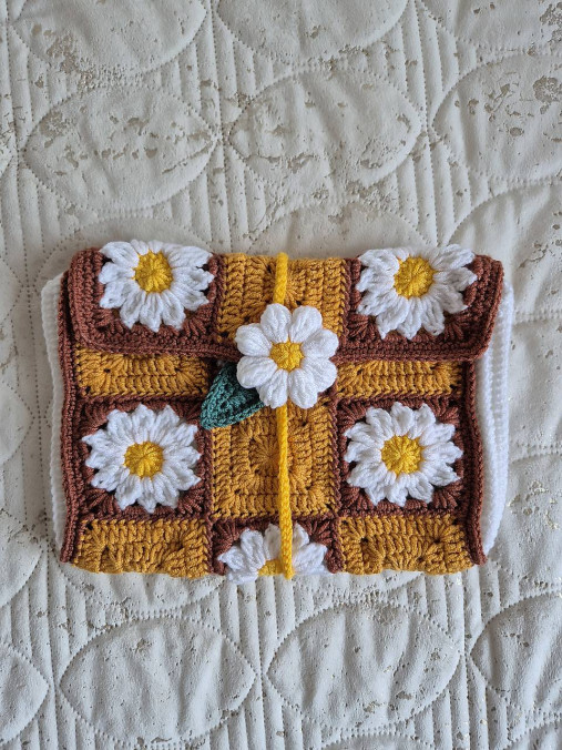 Háčkovaná kvetinová taštička na knihu (Sedmokráska - horčicovo-hnedá)