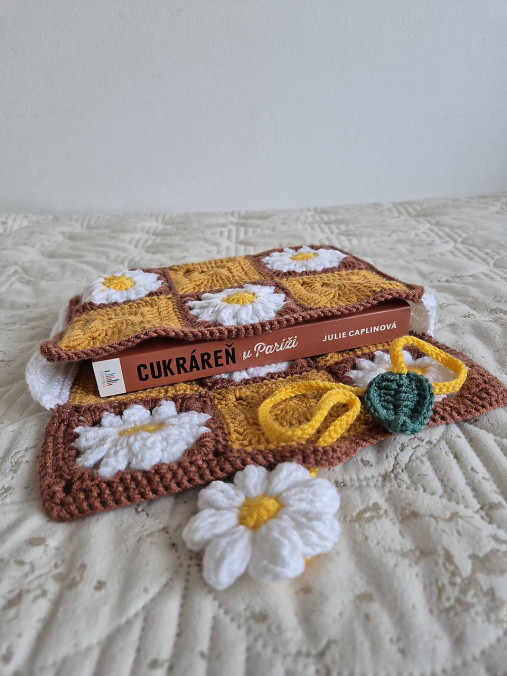 Háčkovaná kvetinová taštička na knihu (Sedmokráska - horčicovo-hnedá)