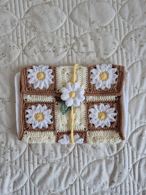 Háčkovaná kvetinová taštička na knihu (Sedmokráska - krémovo-hnedá)