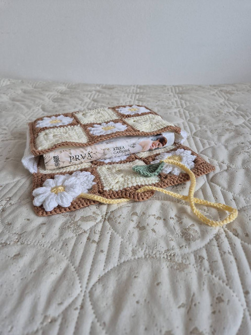 Háčkovaná kvetinová taštička na knihu (Sedmokráska - krémovo-hnedá)