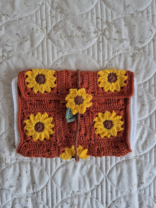 Háčkovaná kvetinová taštička na knihu (Slnečnica - tehlová)