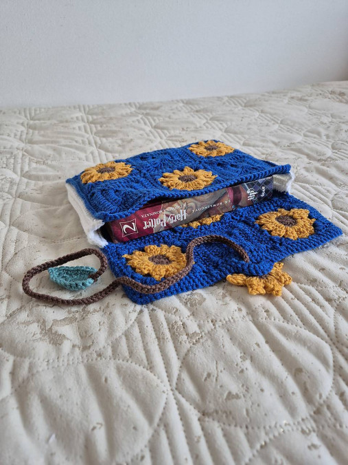 Háčkovaná kvetinová taštička na knihu (Slnečnica - tmavomodrá)