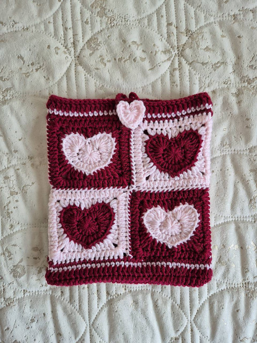 Háčkovaný srdiečkový obal na knihu