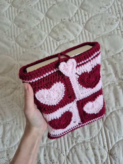 Háčkovaný srdiečkový obal na knihu