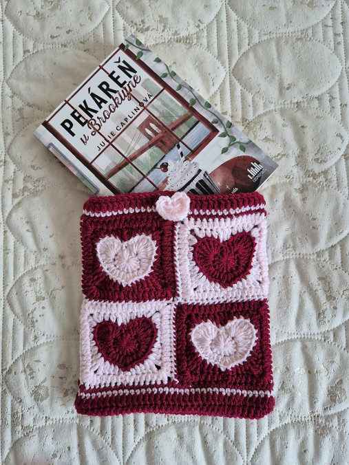 Háčkovaný srdiečkový obal na knihu