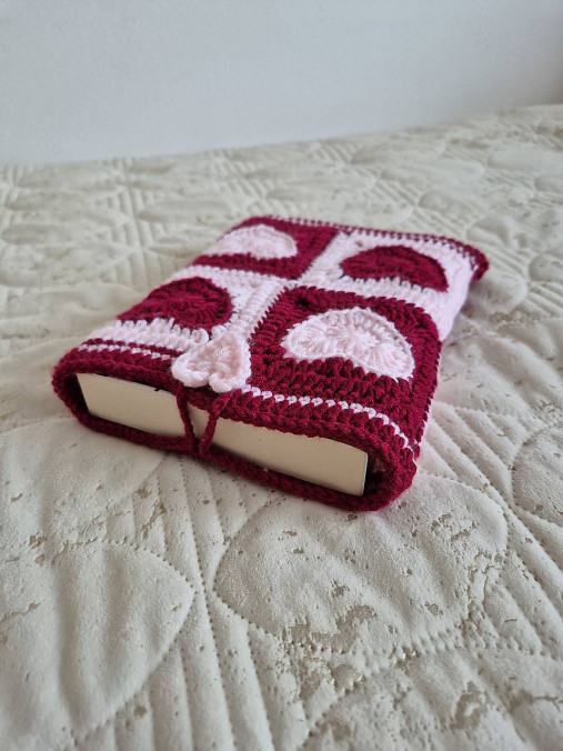 Háčkovaný srdiečkový obal na knihu