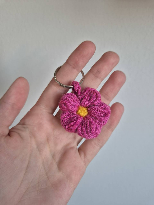 Háčkovaná kvetinová kľúčenka