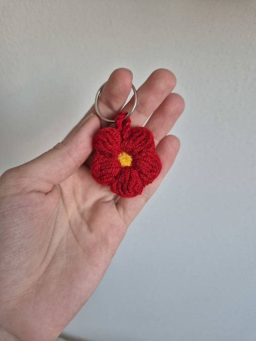 Háčkovaná kvetinová kľúčenka