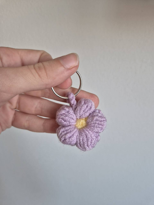 Háčkovaná kvetinová kľúčenka