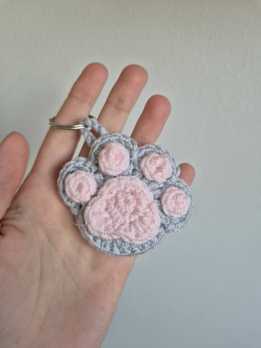 Háčkovaná labková kľúčenka