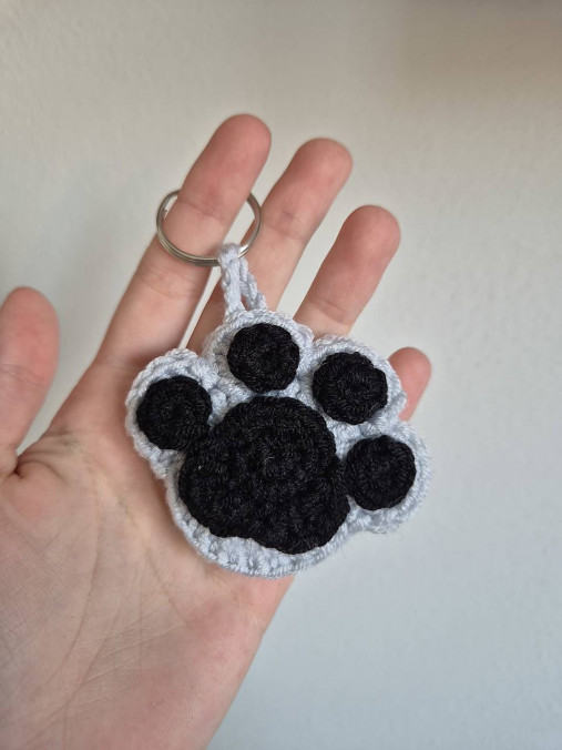 Háčkovaná labková kľúčenka