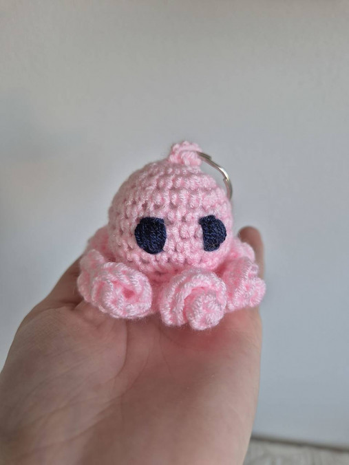 Háčkovaný chobotničkový prívesok