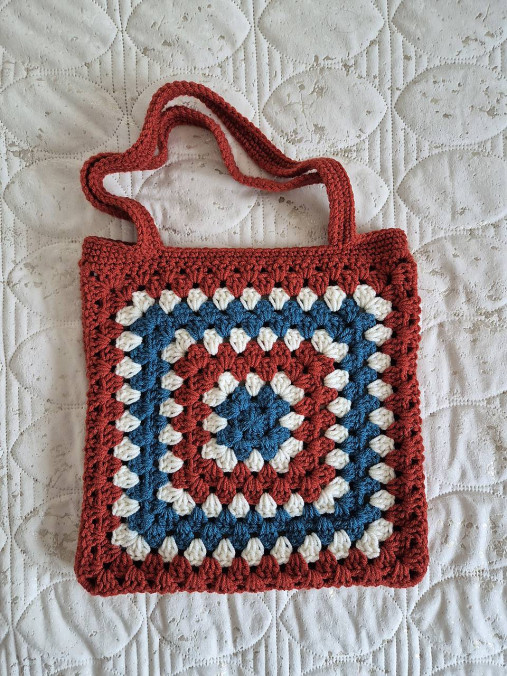 Háčkovaná štvorcová taška (Červeno-modro-biela)