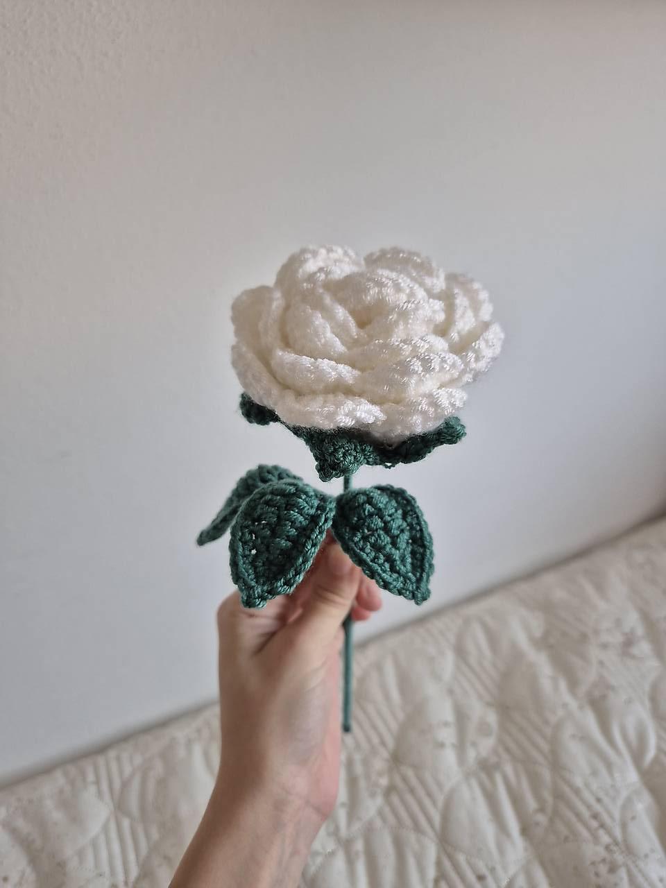 Háčkovaná ruža (Biela)