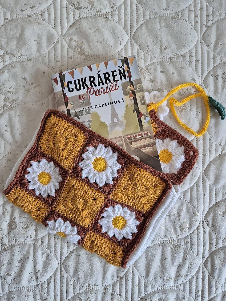 Háčkovaná kvetinová taštička na knihu (Sedmokráska - horčicovo-hnedá)