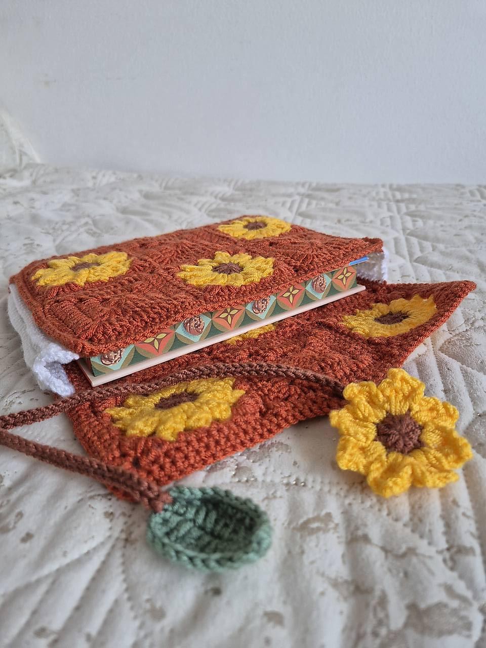 Háčkovaná kvetinová taštička na knihu (Slnečnica - tehlová)