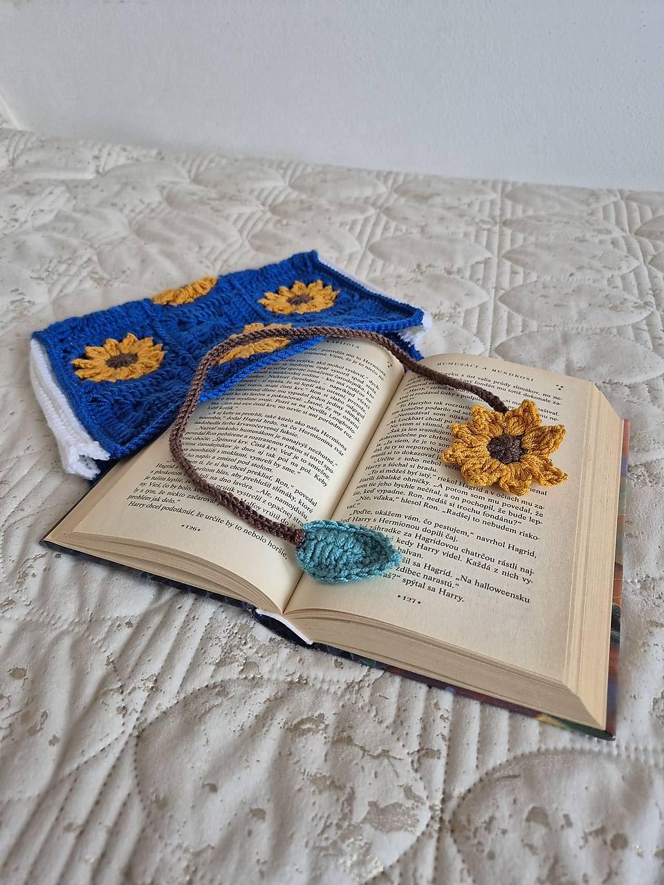 Háčkovaná kvetinová taštička na knihu (Slnečnica - tmavomodrá)